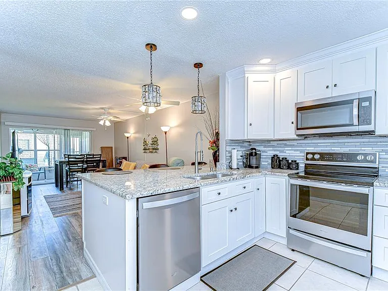 13870 Oakwood Ln — Photo 6