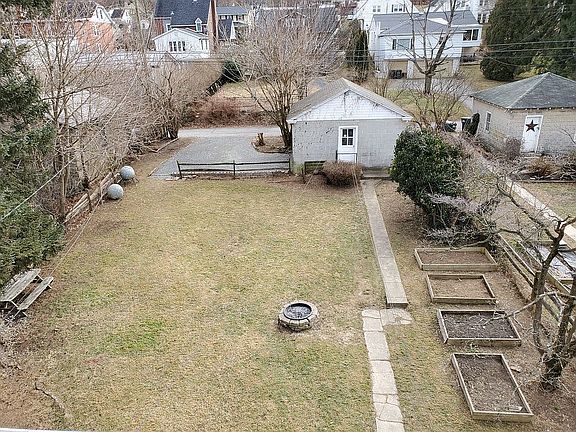 2 Car Garage, Parking, Yard!