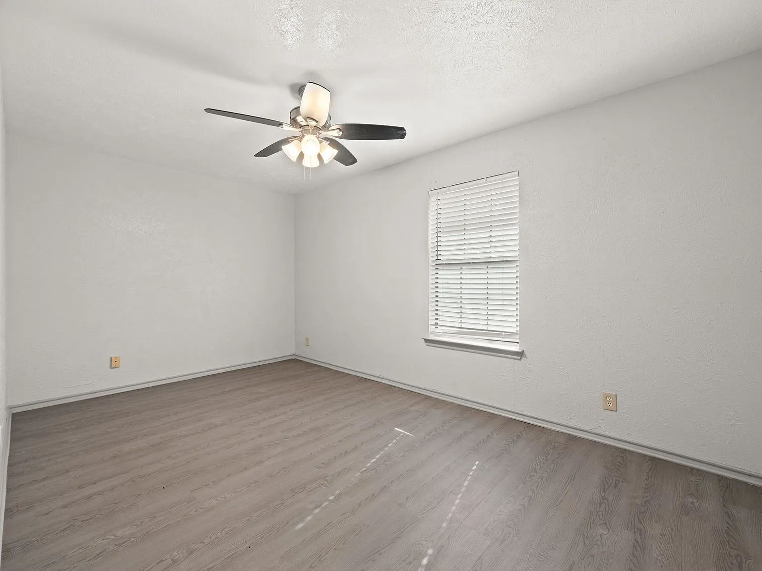 2 bed, 1.5 bath, 900 sqft, $1,095 — Photo 3
