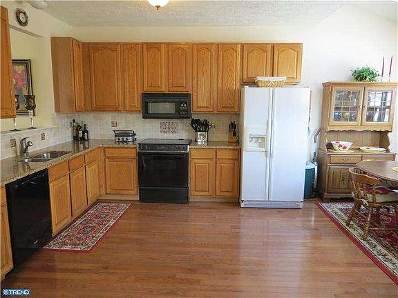 5th image of 428 Woodstock Lane In North Pointe
