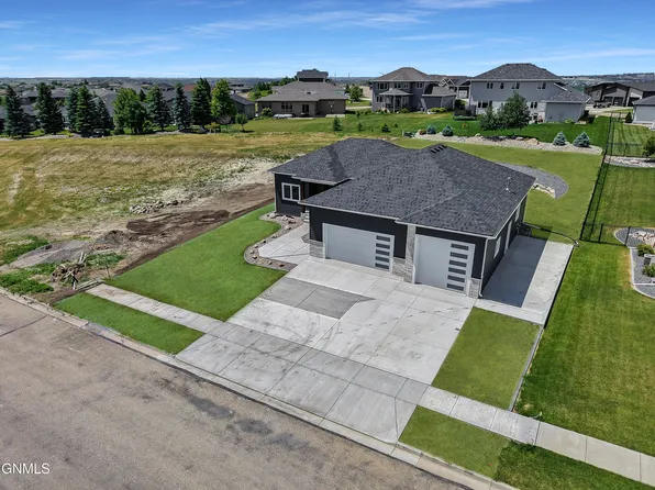 3916 Cogburn Rd, Bismarck, ND 58503