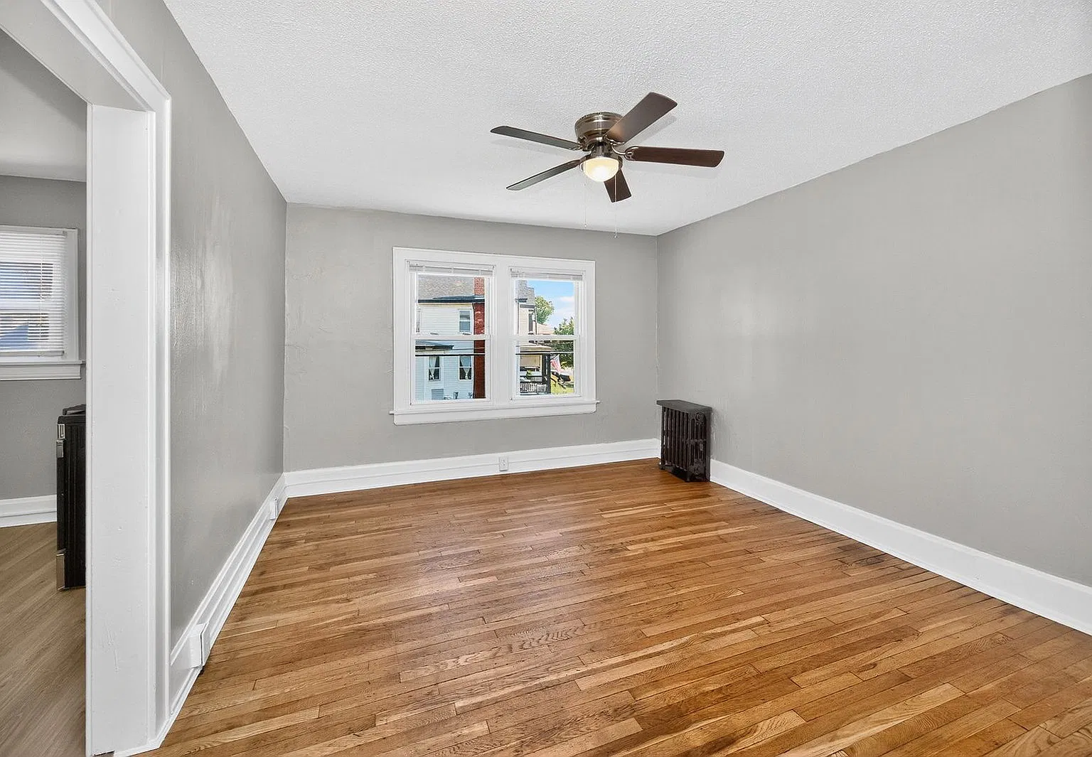 2 bed, 1.0 bath, 800 sqft, $1,240 — Photo 2