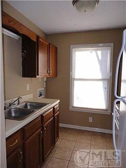 1st image of 185 Oak St APT 3