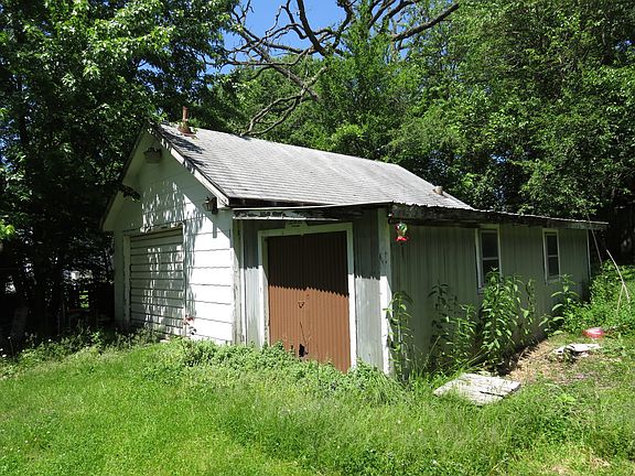 5th image of 414 Stewart St