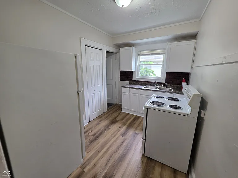 833 N Gladstone Ave — Photo 7