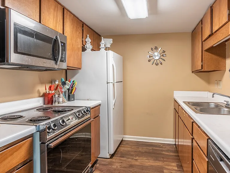 510 E Gillespie St #22D — Photo 10