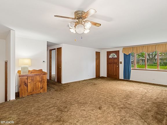 4th image of 427 Lawrence Ave