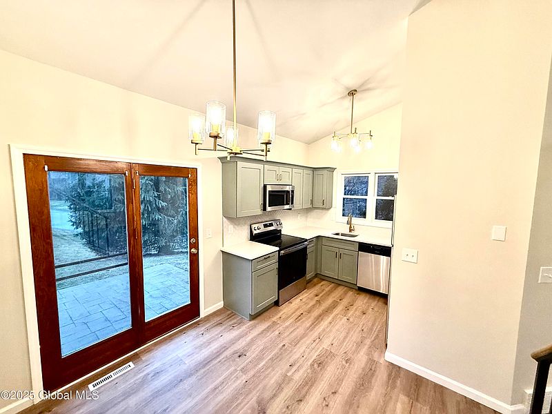 4th image of 7 Bennington Way
