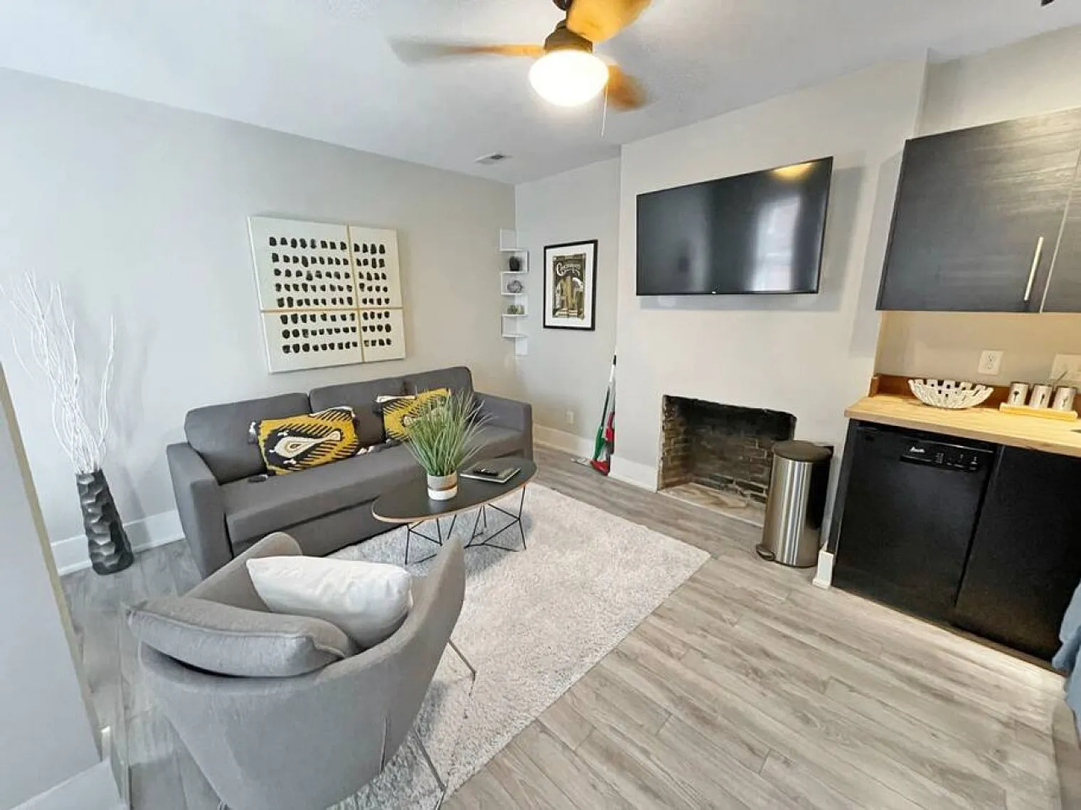 1 bed, 1.0 bath, 914 sqft, $2,133 — Photo 1