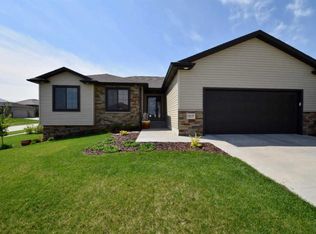 8625 Remi Dr, Lincoln, NE 68526