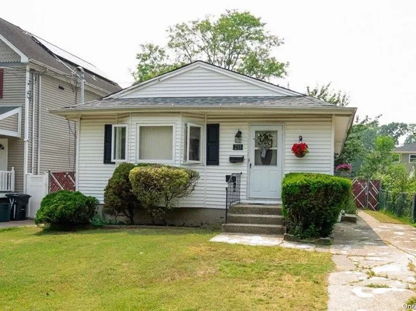 255 Waldo Street, Copiague, NY 11726