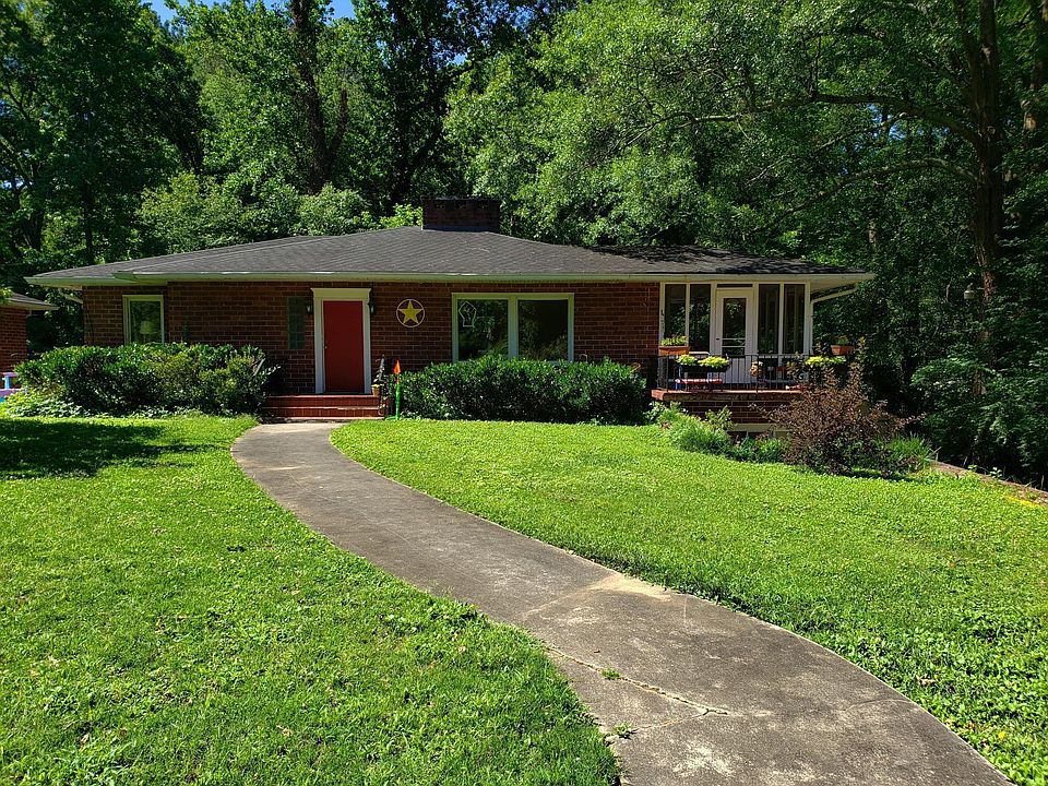 Street level entry shared with upper terrace unit