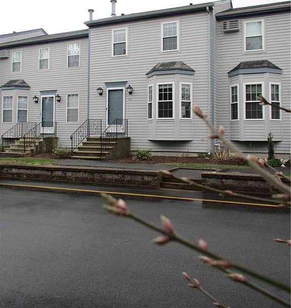 1st image of 565 Quaker Ln APT 99