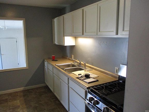 3rd image of 1901 E Bowman St