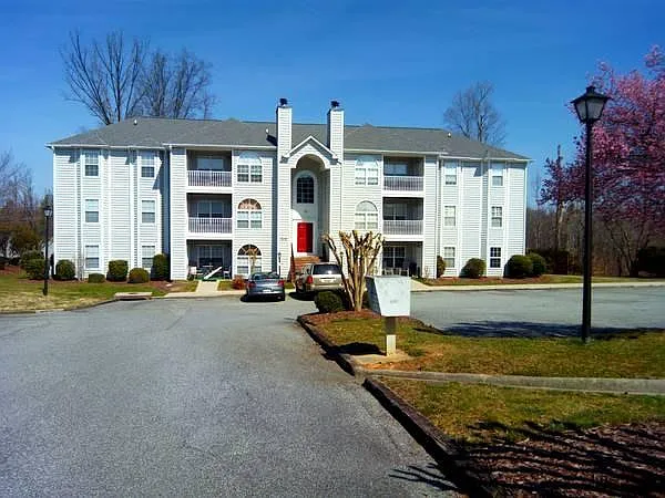 2 bed, 1016 sqft, $1,300 — Photo 2