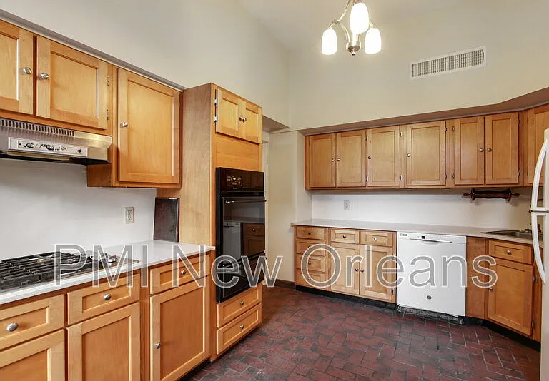 810 Pine St — Photo 5