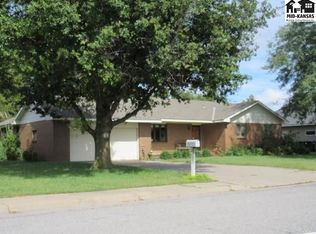 1102 Bramble Bush Dr, Hutchinson, KS 67502