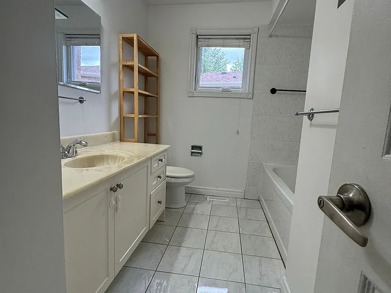 50 Adrian Cres — Photo 16