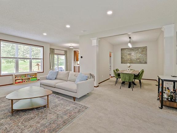 4th image of 2321 Woodcrest Dr