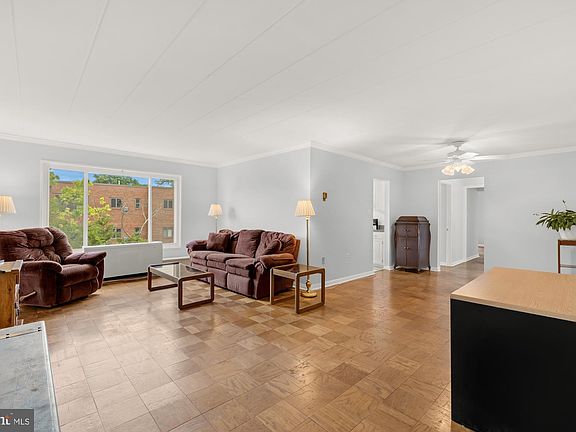4th image of 4800 Chevy Chase Dr APT 507