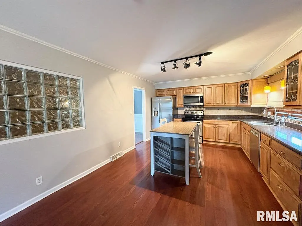 4 bed, 2.5 bath, 2600 sqft, $3,000 — Photo 4