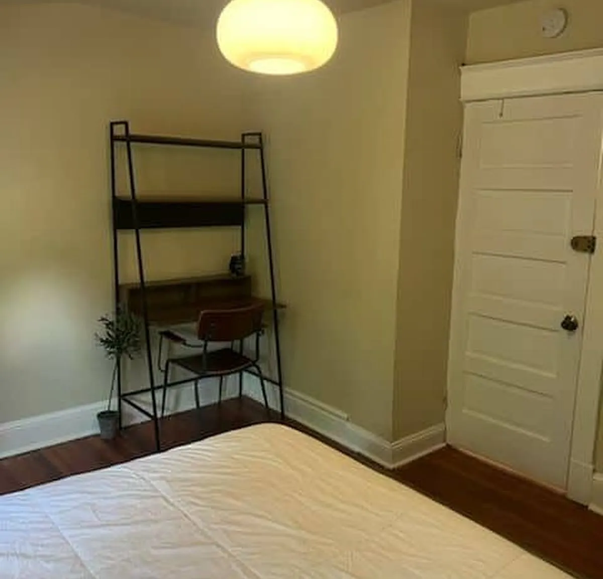 Queen bedroom in 5 bed/3 bath home in Brookland #866 E — Photo 3