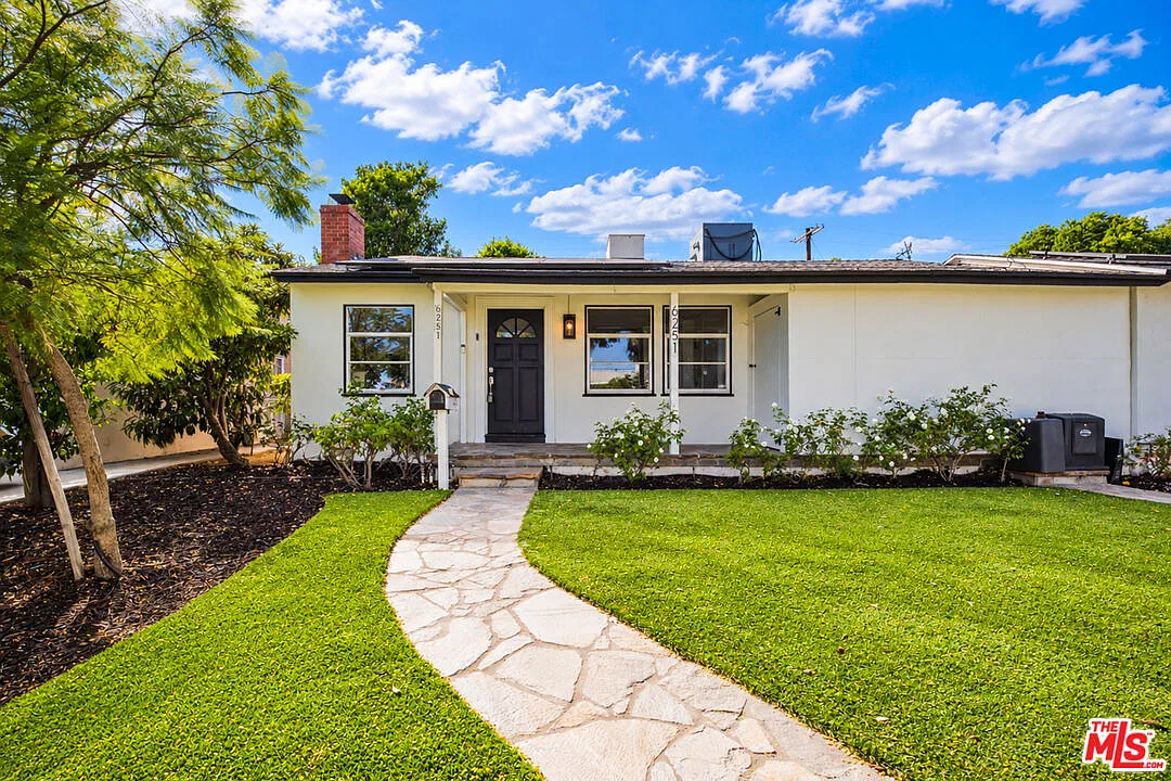 3 bed, 2.0 bath, 1297 sqft, $4,999 — Photo 1