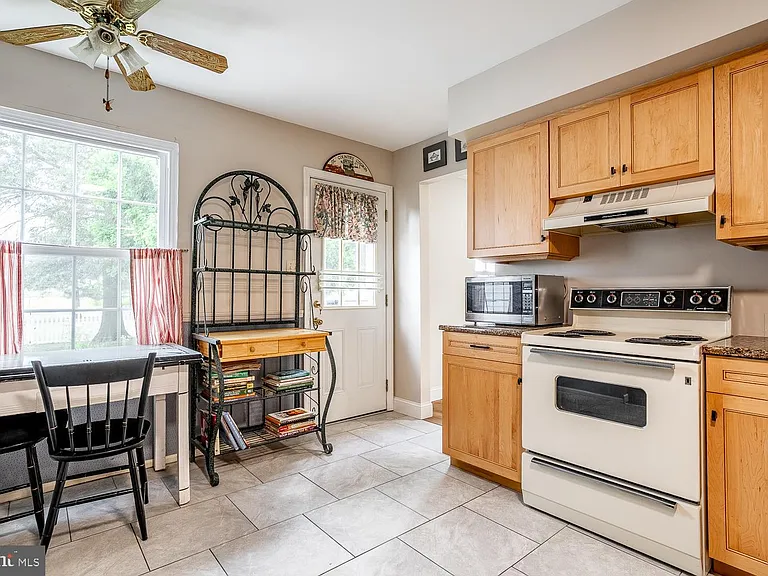 10 Honey Locust Ln — Photo 14