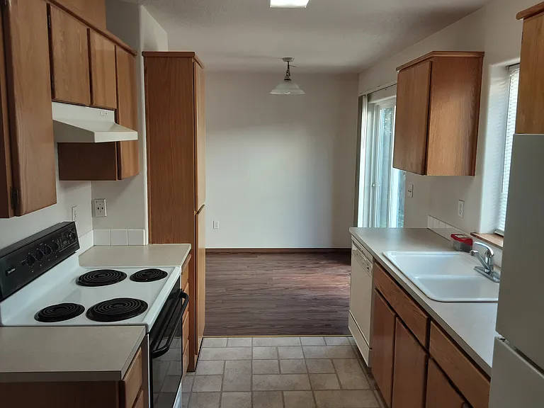 Kitchen & Dining