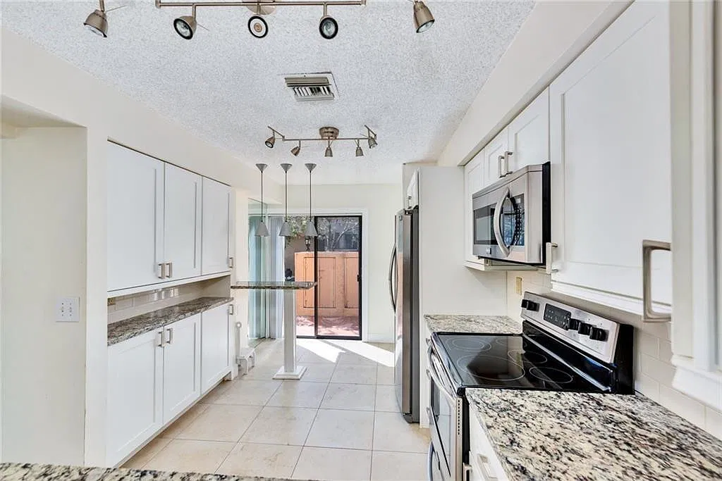 3 bed, 2.5 bath, 1400 sqft, $2,900 — Photo 2