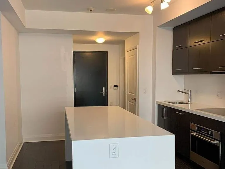 1080 Bay St #1111 — Photo 5