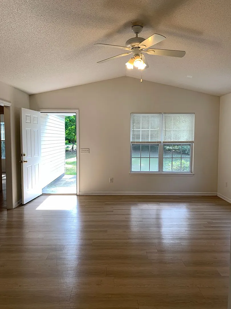 Three Bedroom, Two Bath House on Masonboro Loop — Photo 4