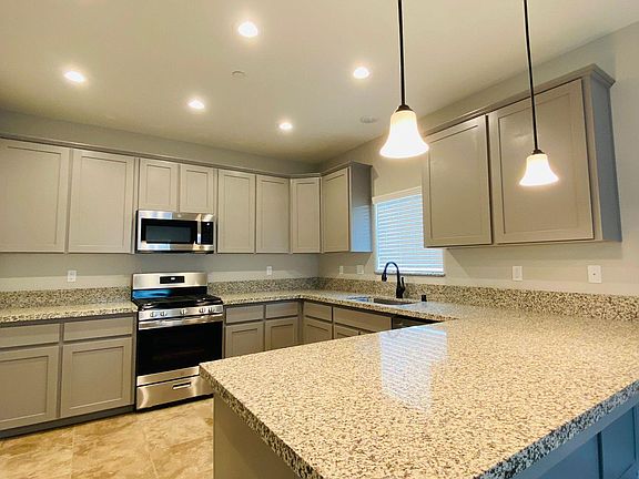5th image of 2022 S Oakhurst St