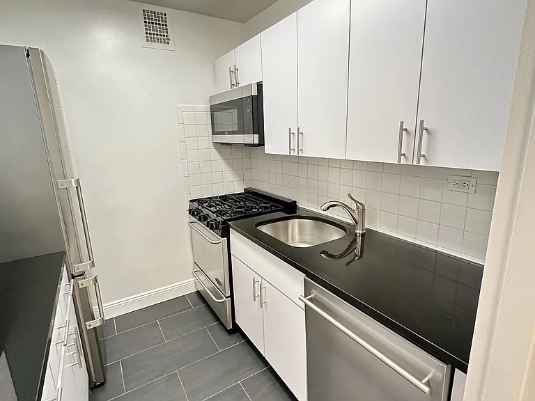 442 W 57th St #4A — Photo 11