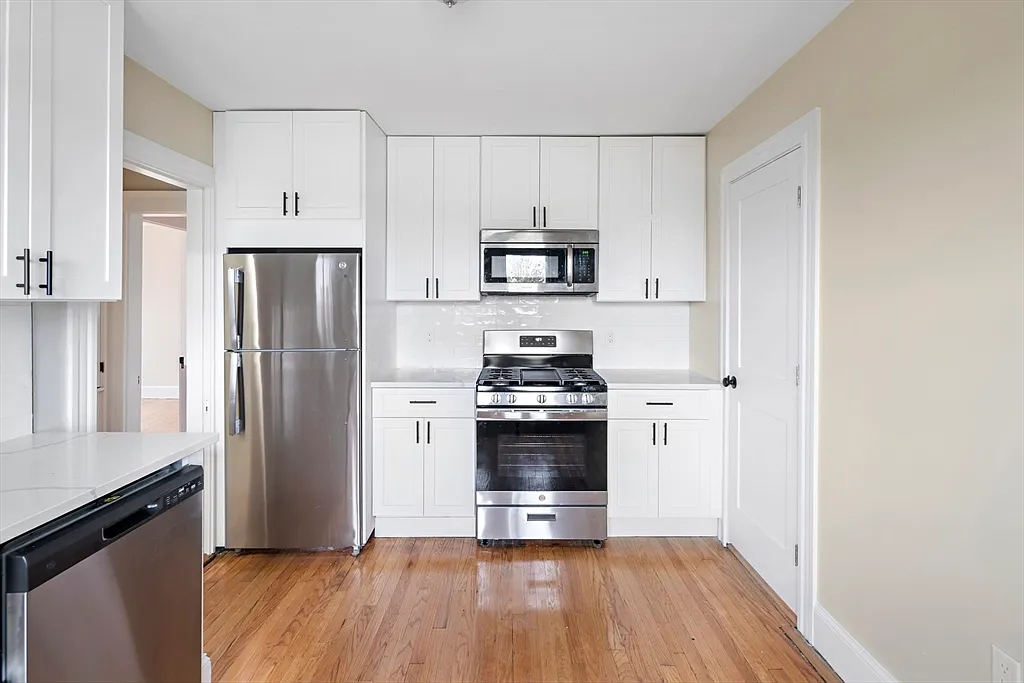 4 bed, 2.0 bath, 1300 sqft, $4,100 — Photo 4