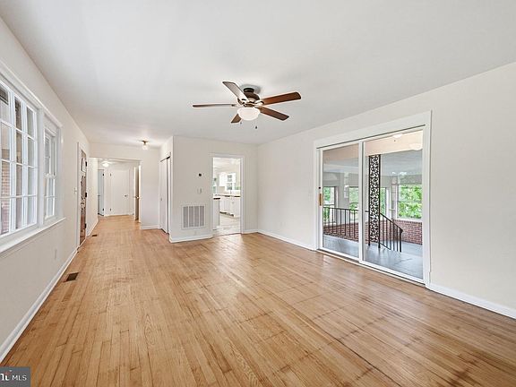 5th image of 1138 Oaklawn Dr