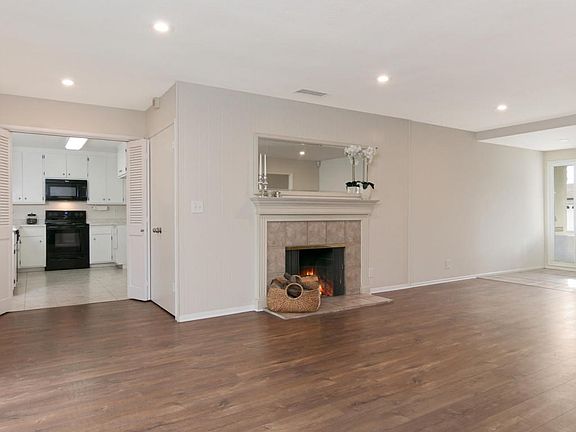 303 E Garden Green-MLS_Size-005-36-Livin