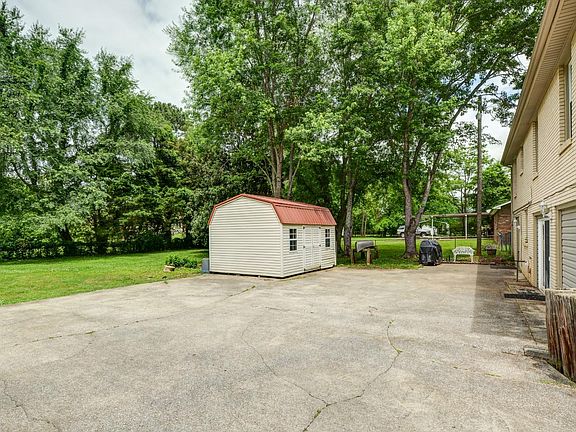 2nd image of 1504 Linden Dr