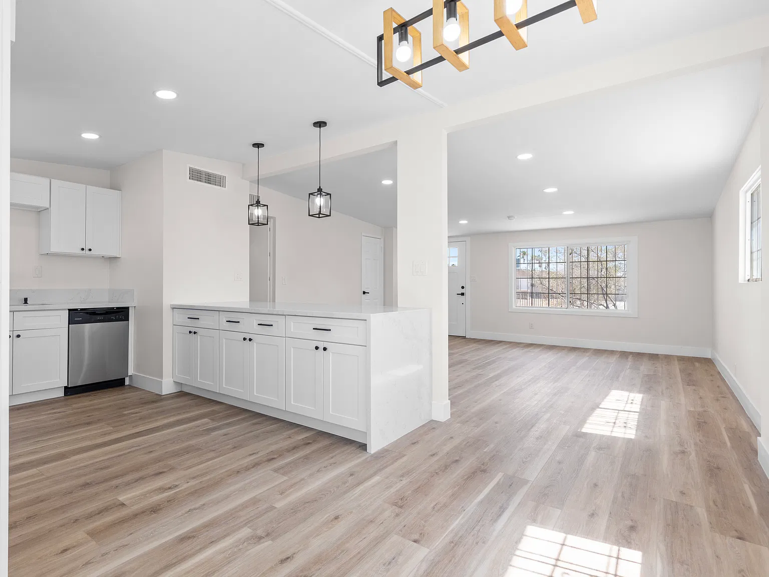 3 bed, 1205 sqft, $2,050 — Photo 4