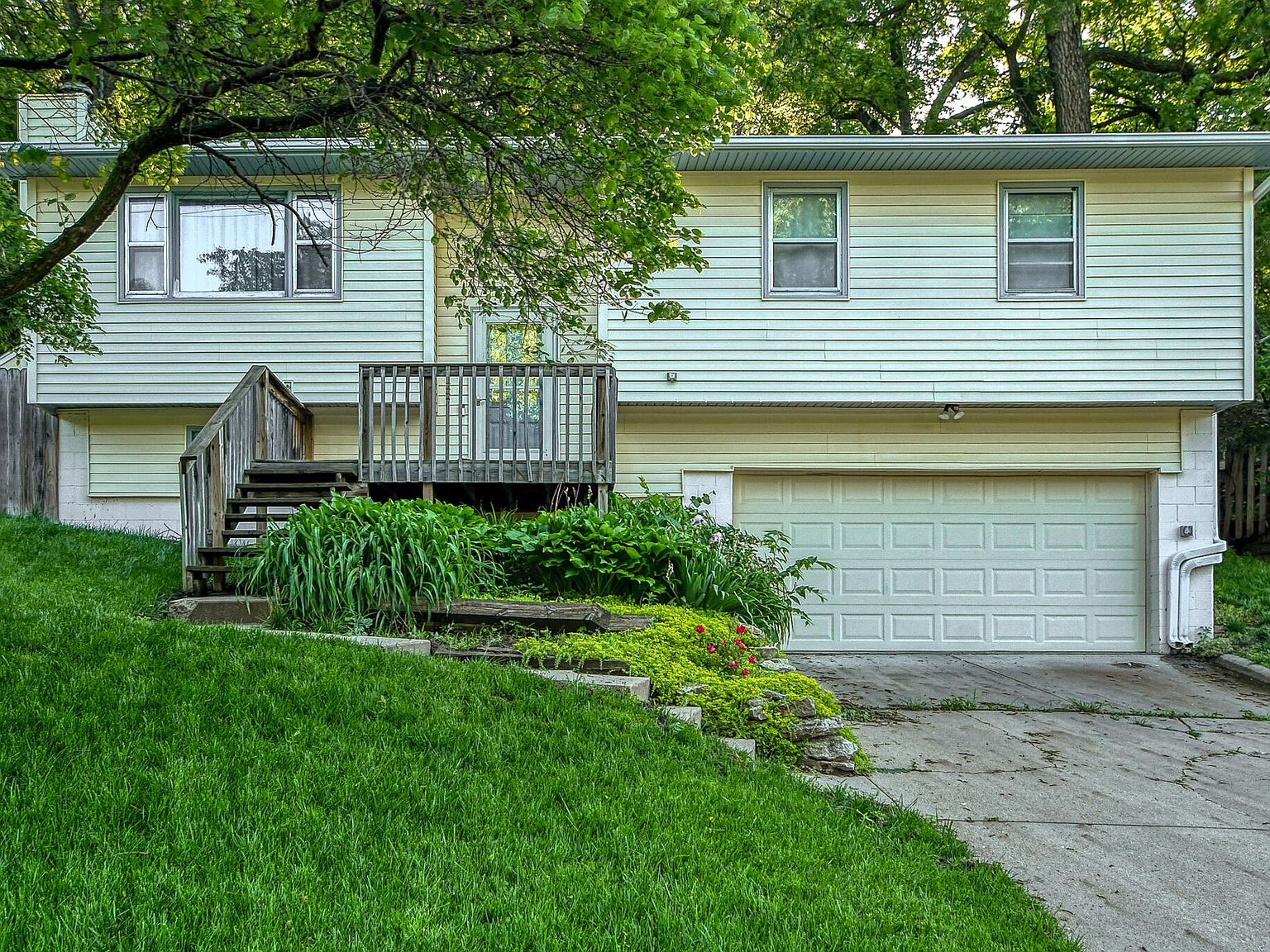 817 Valley Dr, Crescent, IA 51526 Zillow