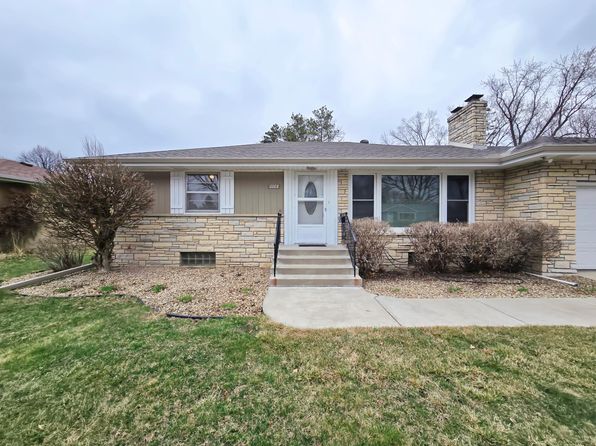 1163 Shryer Ave W, Roseville, MN 55113