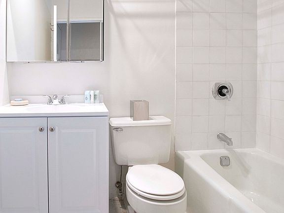 4th image of 150 W 51st St APT 934