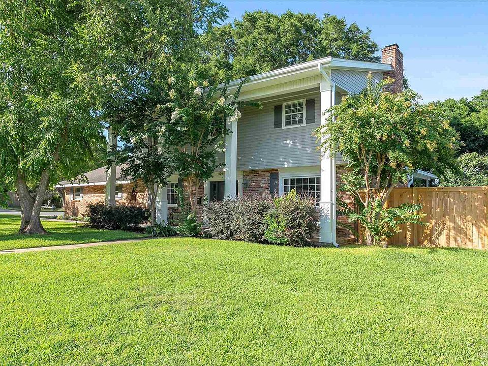 1st image of 401 Poinciana Dr