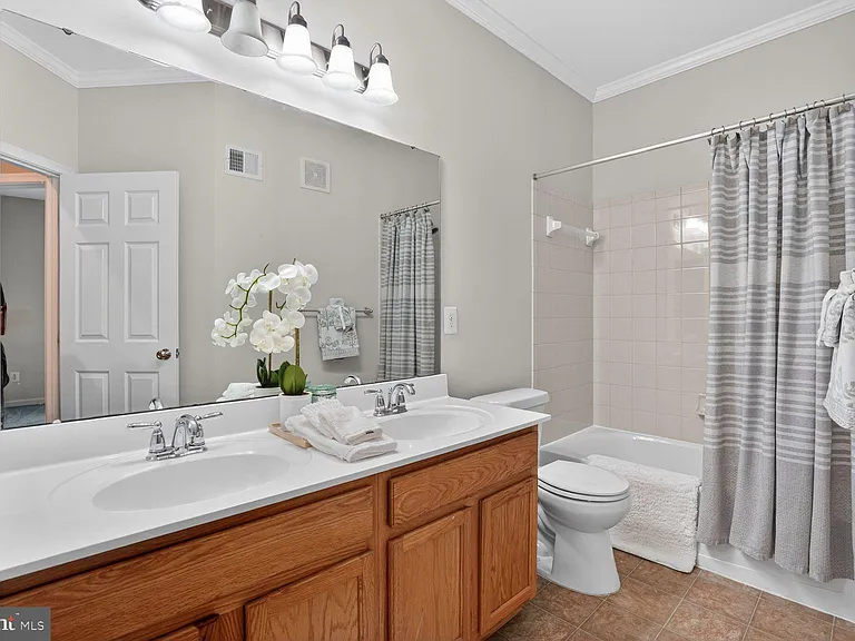 2621 Eastbourne Dr — Photo 20