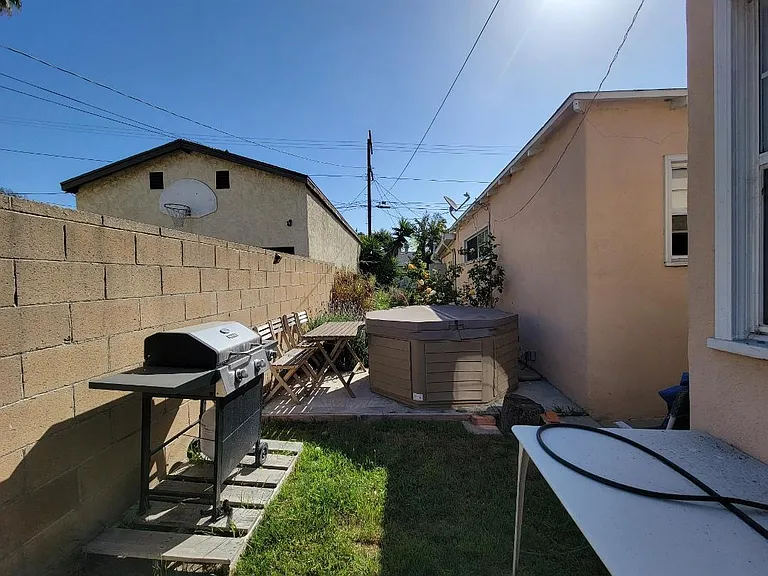 2452 Colby Ave — Photo 7