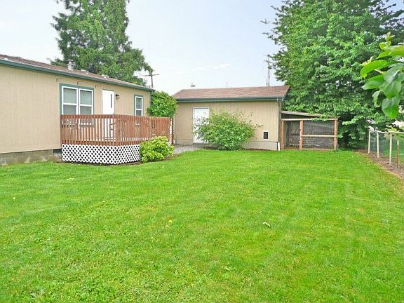 Fully fenced back yard and good size deck to entertain.