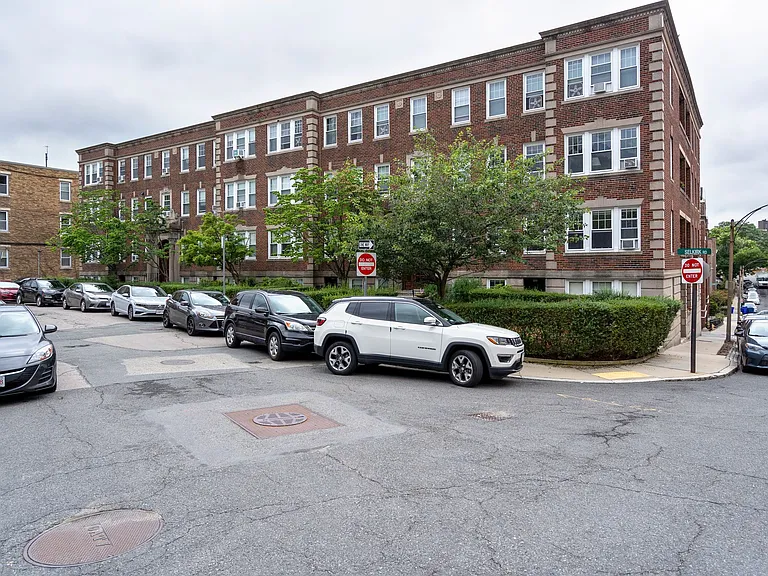 Selkirk Place Apartments — Photo 7