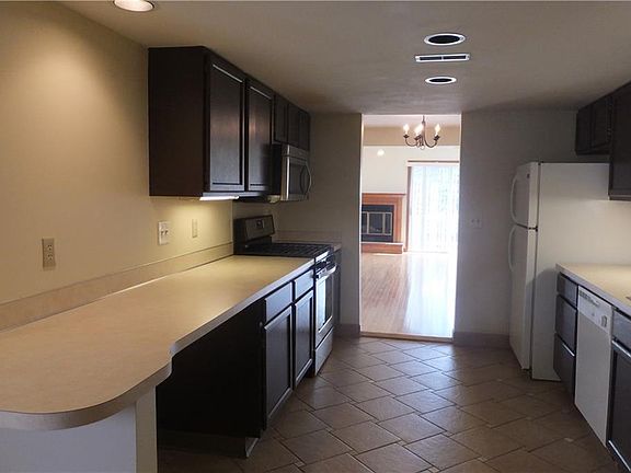 5th image of 436 Summerhaven Dr N