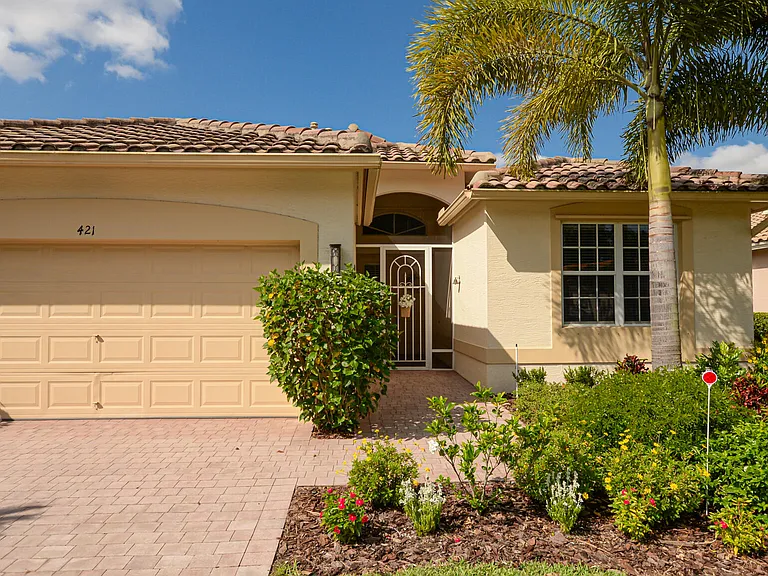 421 NW Sunview Way — Photo 4
