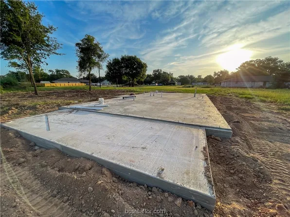 1713 Pine St, Hearne, TX 77859